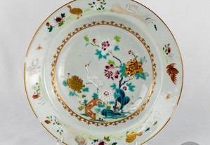Prato fundo Porcelana da China, decorado com Flores e Garças Período Qianlong, séc. XVIII