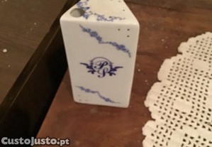 paliteiro branco com flores azuis