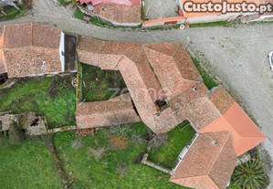 Moradia De 2 Pisos Com Pátio Para Reconstruir -...