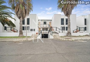 Oportunidade no Porto Santo! Apartamento T2 com Garagem e Arrecada��o