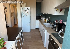 Apartamento T3 com Boas Áreas e Cozinha Remodelada em Algueirão