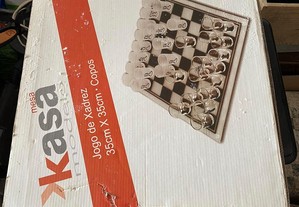 jogo de xadrez em copos