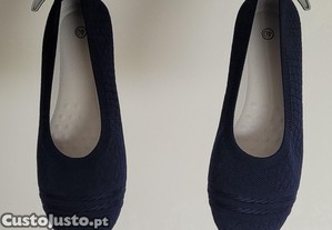 Um par de sapatos novos de mulher