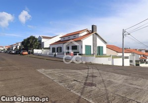 Moradia com 3+2 Quartos - Relva - Ponta Delgada