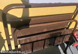 Cama em ferro antiga