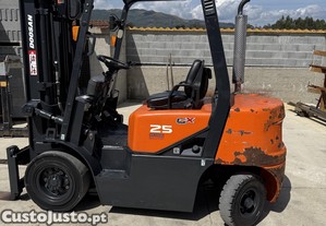 Empilhador Doosan Triplex de 2.5 T a Diesel