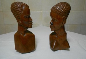 Estátuas de casal em madeira de Moçambique