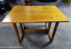 Mesa em madeira maciça envernizada extensível