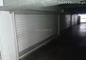 Garagem Em Box De Grandes Dimenses Muito Bem Localizada Em Silves Prxima De Todas As Comodidades E Servios