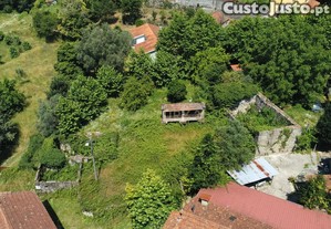 Duas casas para restauro espigueiro num lote de 1.400m2