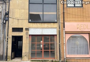 Loja No R/Ch Logradouro E Cave, Na Rua Santos...
