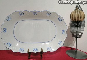 Grande Travessa em loiça com lacinhos azuis linha Ruban Blue da fábrica porcelanas VA Vista Alegre