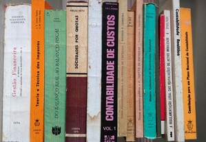 Vários livros antigos de Contabilidade, Gestão, Economia e Direito, da década de 70