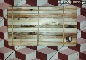 tábua de madeira feita a mão