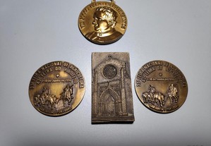 Pequenas medalhas em latão