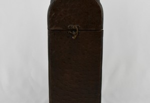 Caixa para garrafa, em couro, metal e madeira, séc. XIX