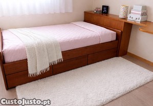 Cama solteiro e secretária