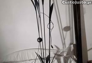 Candeeiro alto em metal *