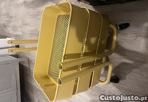 Móveis IKEA com rodas cor mostarde