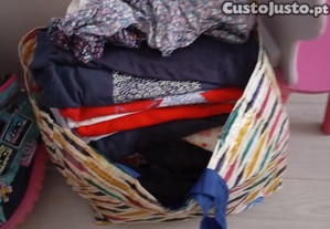 Saco de roupa de menina 6 anos Calças, pijamas, camisa, blusa, grande parte esta em otimo estado