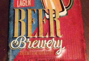 Placa de chapa com publicidade de cerveja