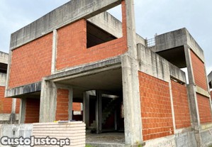 Lote com 361m², com construção , perto de Torres Vedras | Oportunidade!