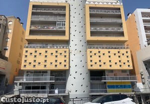 Oportunidade de Investimento: Loja Espaçosa e com Rentabilidade em Algés.