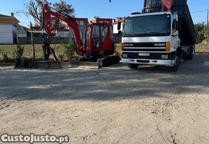 Trabalhos com giratória e camião basculante com grua
