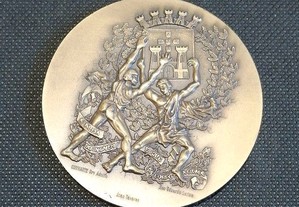 Medalha medalhão em metal com gravação da Câmara Municipal de Portalegre