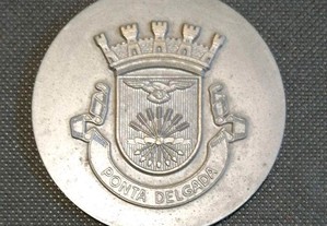 Medalha medalhão em metal com gravação do brasão heráldico de PONTA DELGADA