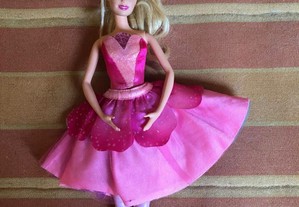 Barbie com vestido duplo