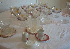Taças de vidro e chávenas de café