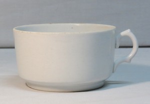 Chávena grande em Porcelana Fábrica Portuguesa da Vista Alegre   diam. 12 cm;