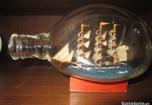 garrafa de vidro com barco dentro caravela