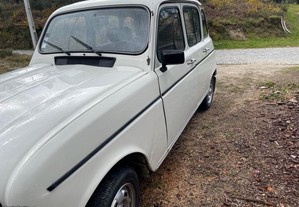 Renault 4L totalmente restaurada