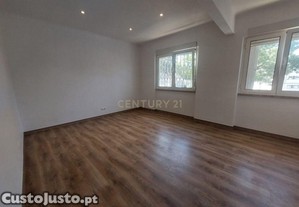 Apartamento T2 usado na Mina com Luz Natural e Boa Localização
