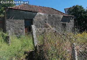 Imóvel Para Reabilitação Com Terreno Amplo -...