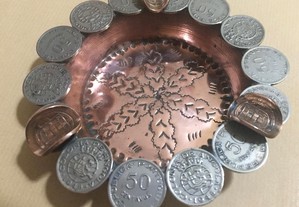 Cinzeiro em cobre com moedas 50 centavos de Angola
