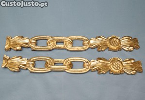 Par de ornamentos de suspensão em talha dourada