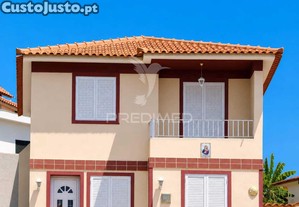 Moradia t3 com excelente localização situada no caniçal