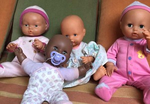 Varias bonecas de criança