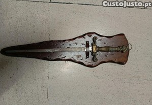 Punhal Romano Ornamental com Suporte de Madeira R�stico .