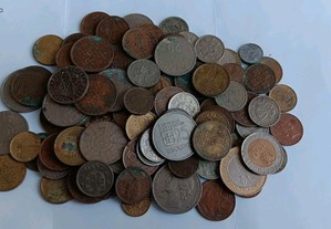Pequeno lote com dezenas de moedas