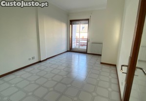 Excelende apartamento em condomínio fechado com piscina e jardim