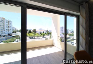 T1 de luxo com piscina e 2 lugares de garagem perto da praia da rocha
