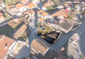 Moradia Em Ruínas Para Recuperar, Em Penafiel