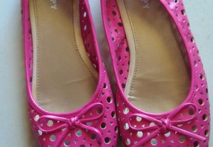 Sapatos rosa de verão de criança