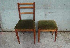 Cadeira de madeira com veludo