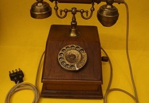 Telefone antigo de manivela