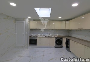 Moradia geminada t4+1 em s. roque da lameira